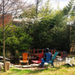 學生在院子裡休息
