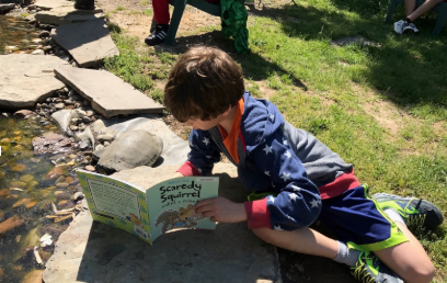 学生は生き物に本を読みます。