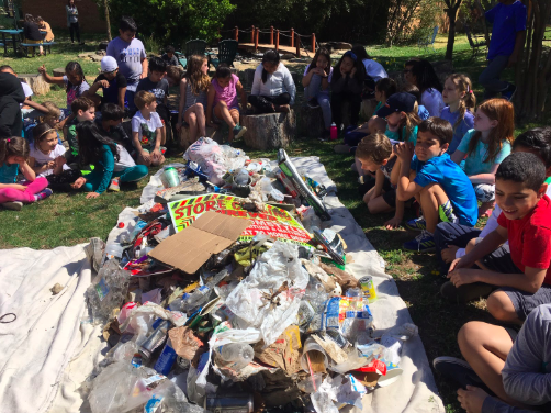 يقوم الطلاب بفرز القمامة