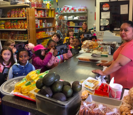 Les élèves découvrent les aliments dans les petits marchés.